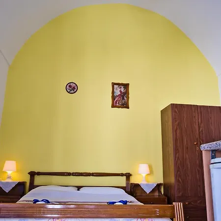 Studio Maria Kafouros Perissa (Santorini)